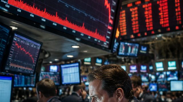 Market Turmoil: Tech Sell-Off Affects Gl